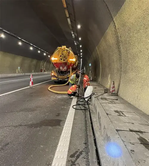 胶州隧道排水渠清淤